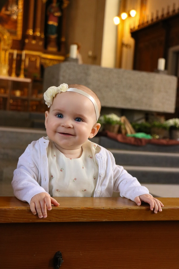 Babyshooting: Baby bei der Taufe in der Kirche