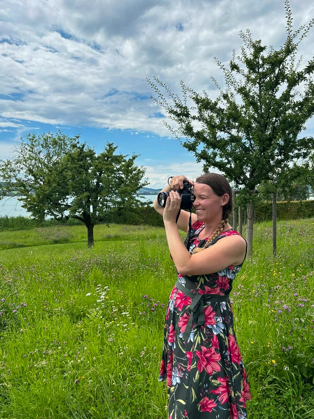 Fotografin Corinne Segenreich fotografiert mit ihrer Kamera