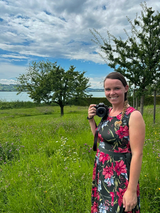 Fotografin Corinne Segenreich mit ihrer Spiegelreflex-Kamera