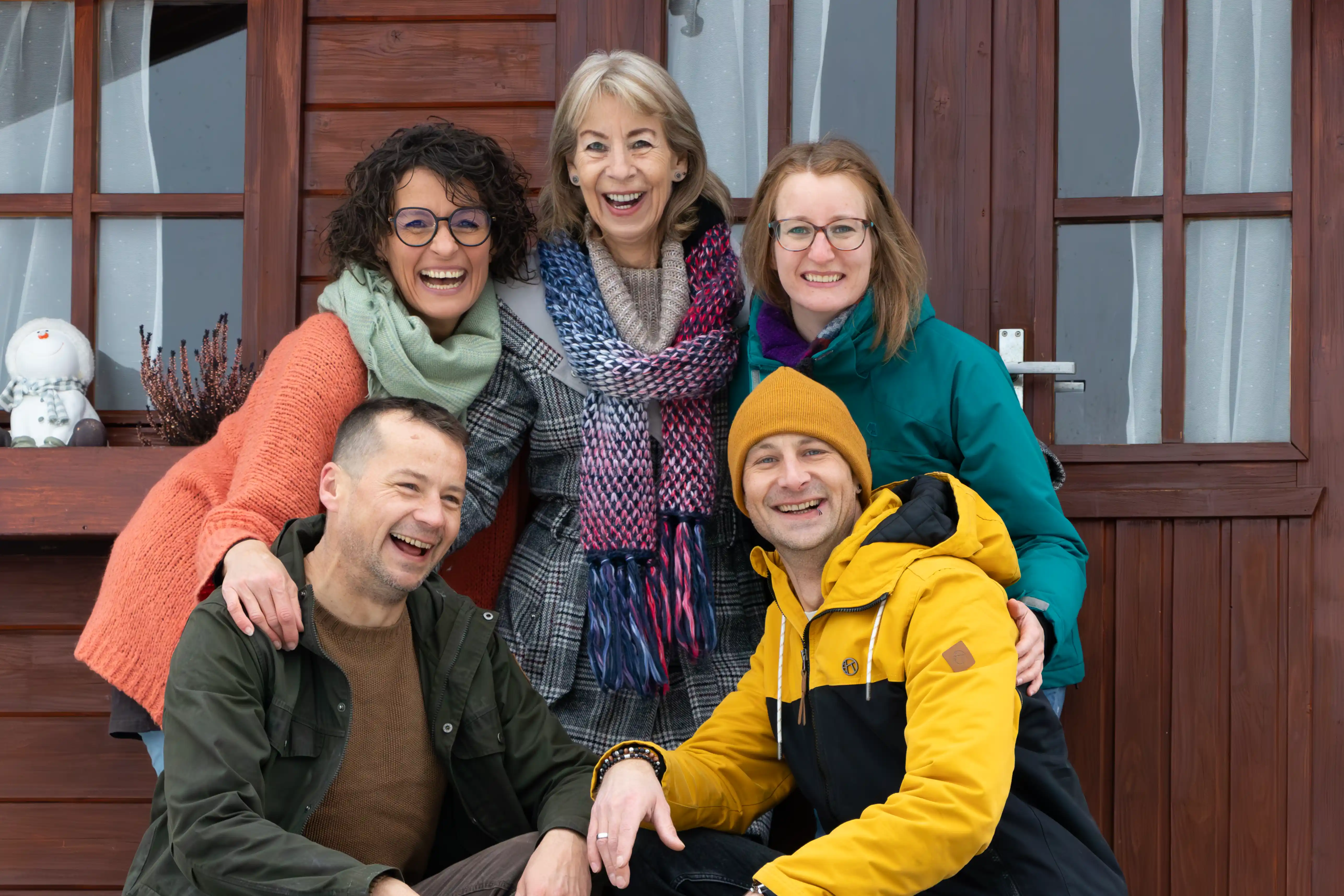 Eine Familie, lachend vor der Kamera für ein Familienfoto in Aktion