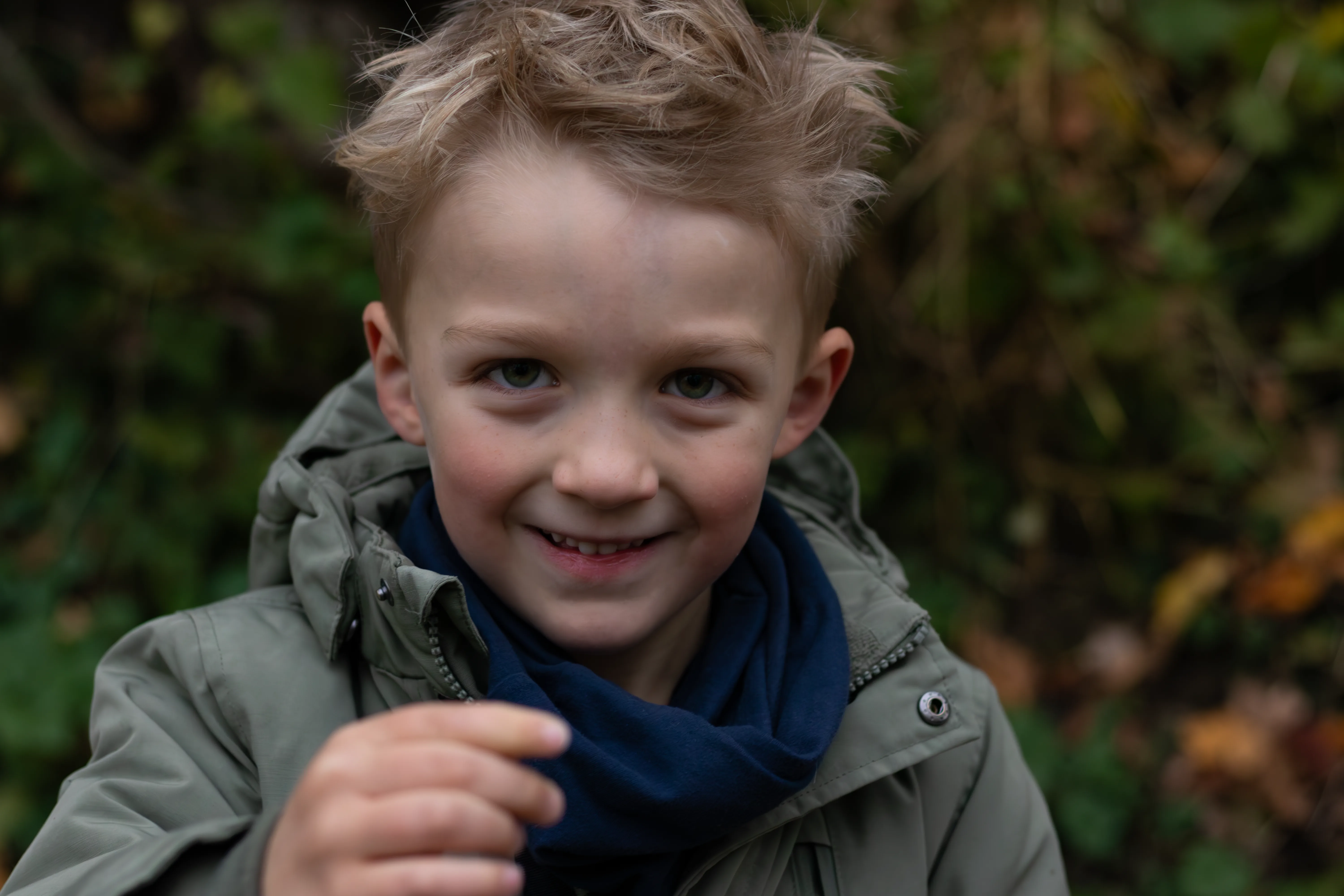 Kleiner Junge im Fokus eines Fotoshoots und blickt in die Kamera
