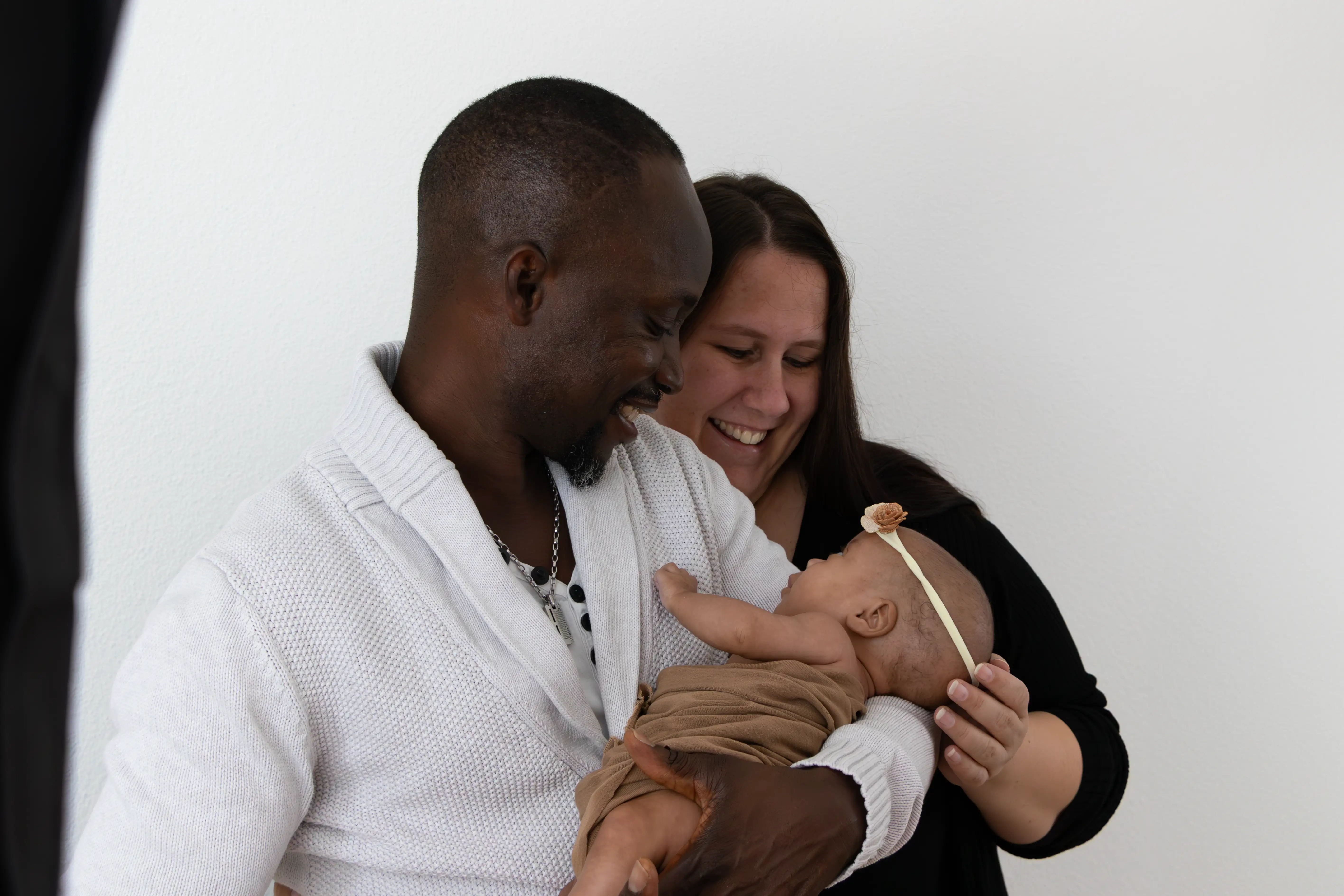 Eine Frau und ein Mann mit ihrem neugeborenen Baby