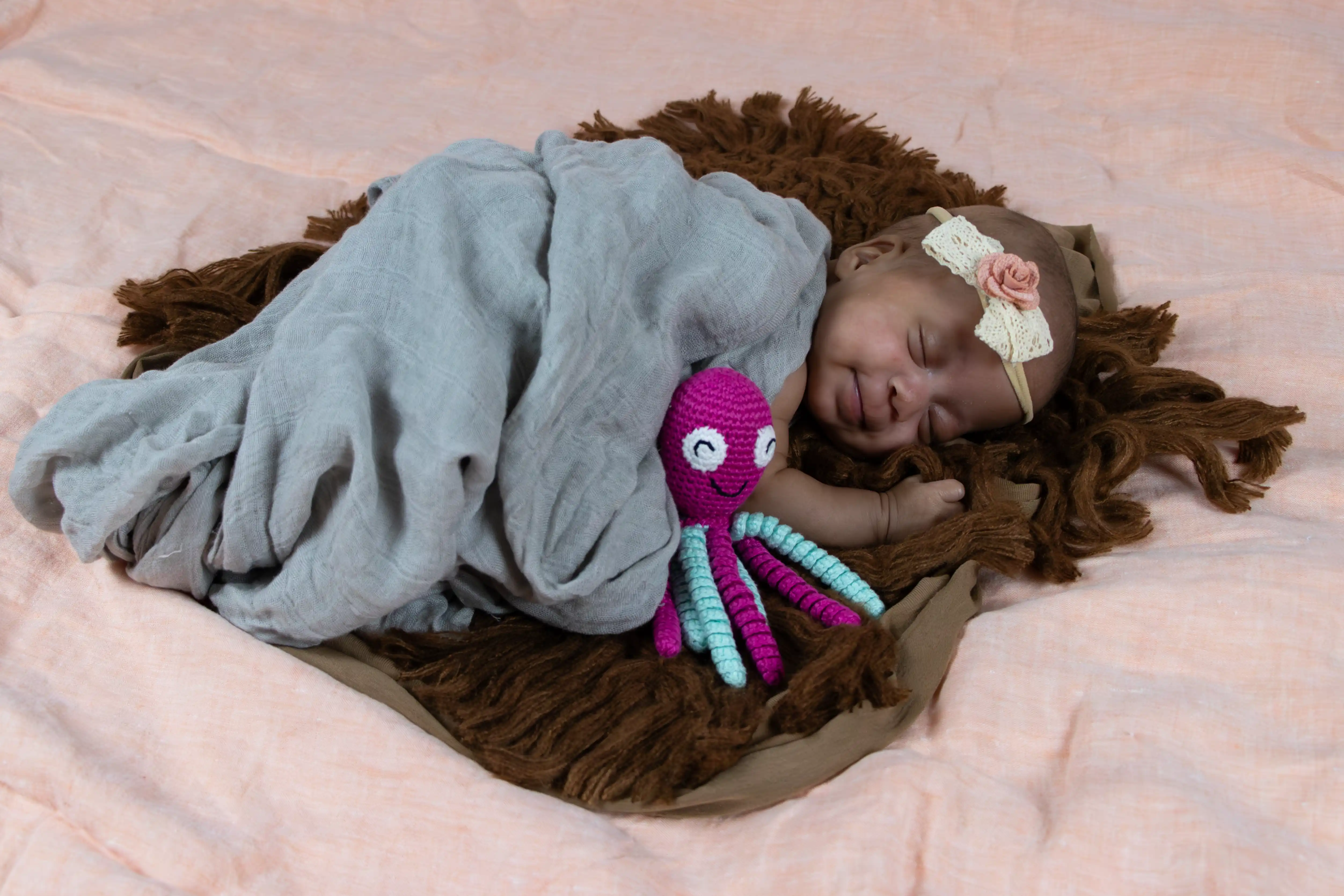 Mutter küsst ihr neugeborenes Baby beim Shooting
