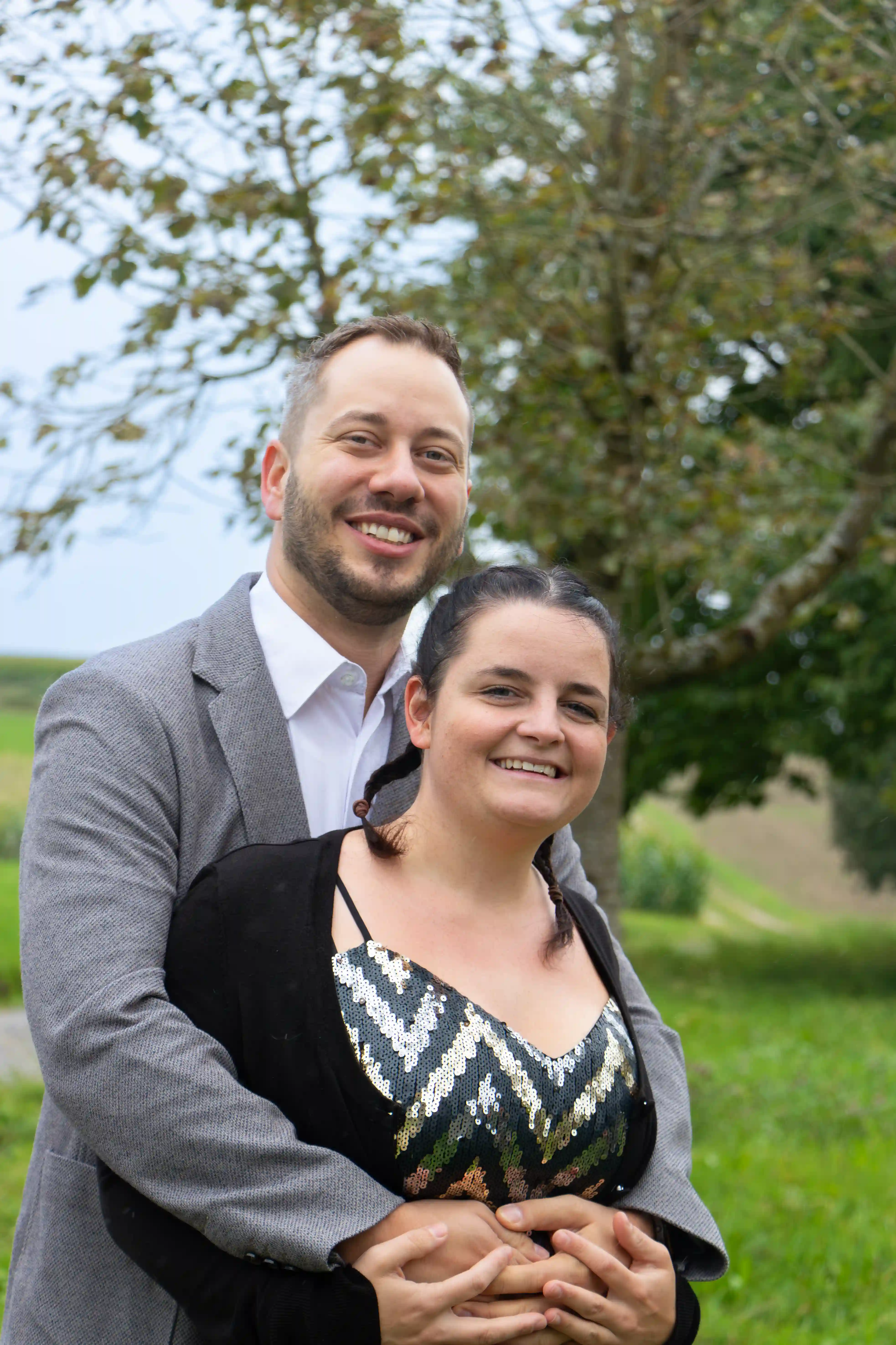 Päärchenfotografie: Junges Päärchen hält sich Arm in Arm beim See-Shooting